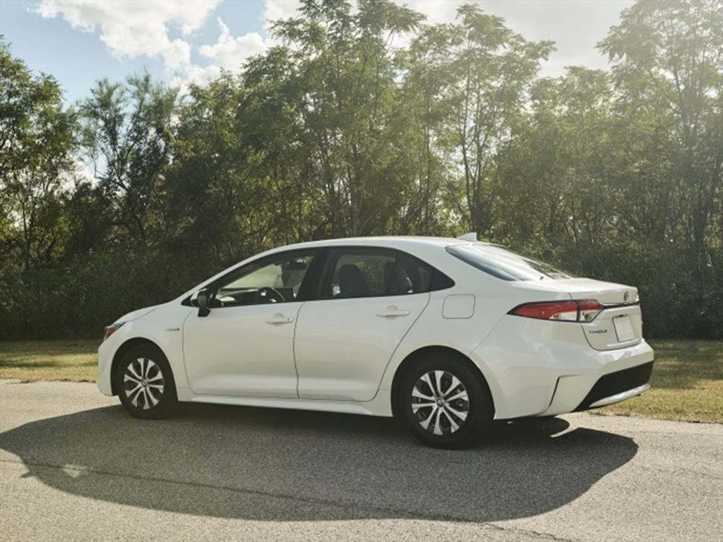 Toyota corolla hybrid фото