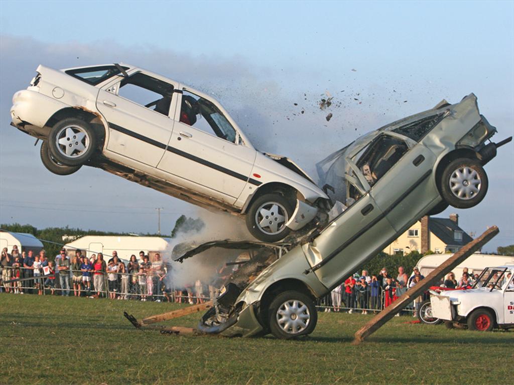 Es mejor salir del auto volando en un accidente