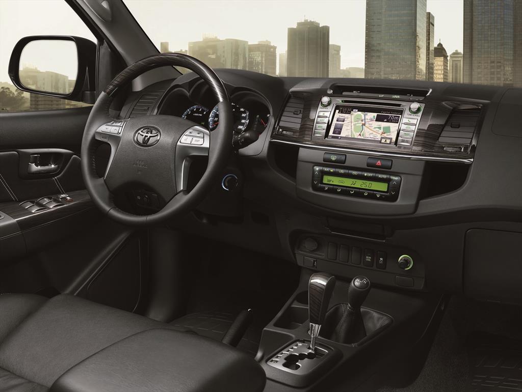 Toyota renueva el interior de sus Hilux y SW4 - Autocosmos.com
