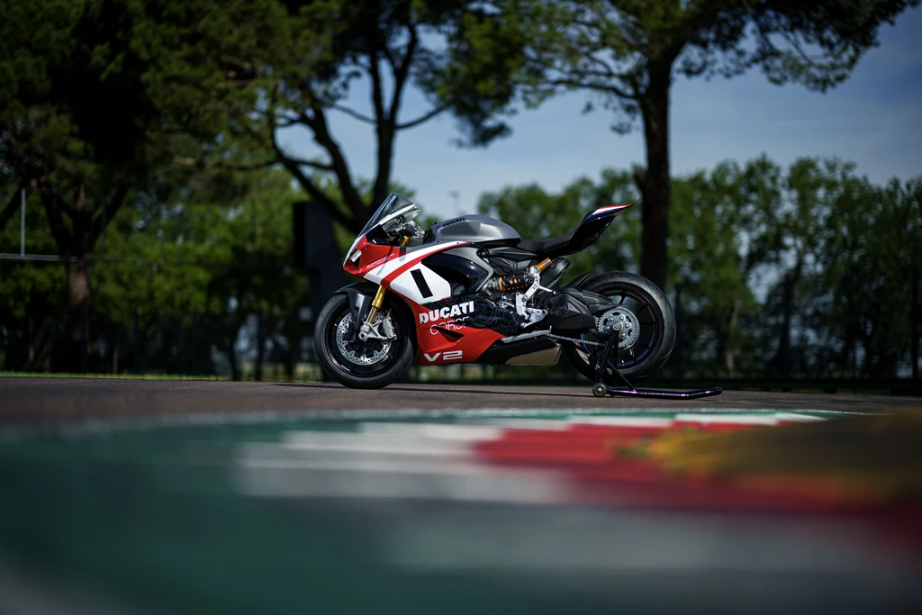 Ducati Panigale V2 Superquadro Final Edition - Autocosmos.com