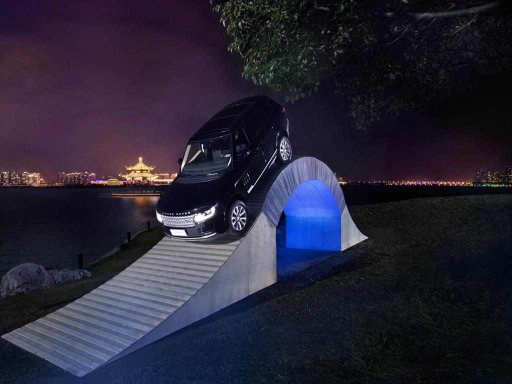 Range Rover y el puente de papel