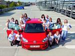 16 personas dentro de un Volkswagen Up!