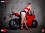 Hombres posando como modelos sexys en moto