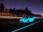 La autopista que brilla en la noche