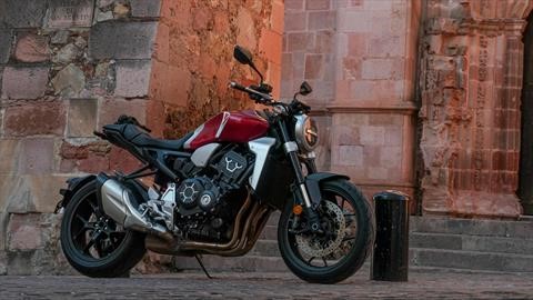 Con la Honda CB1000R a lo largo 2,000 Km