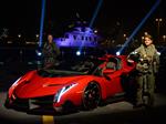 Lamborghini Veneno Roadster en un portaviones