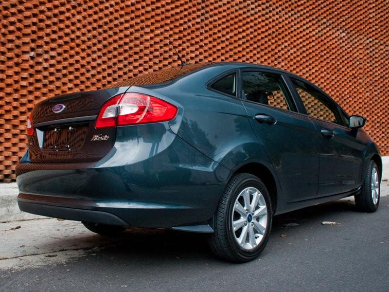 Ford Fiesta Sedán 2011