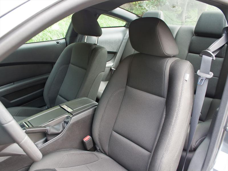 Ford Mustang V6 2011