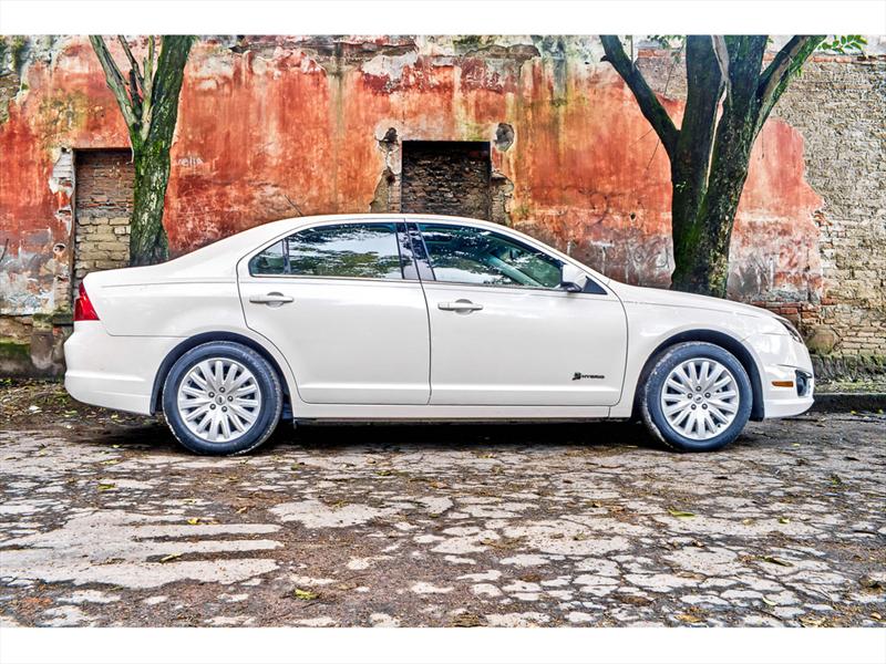 Ford Fusion Hybrid 2011