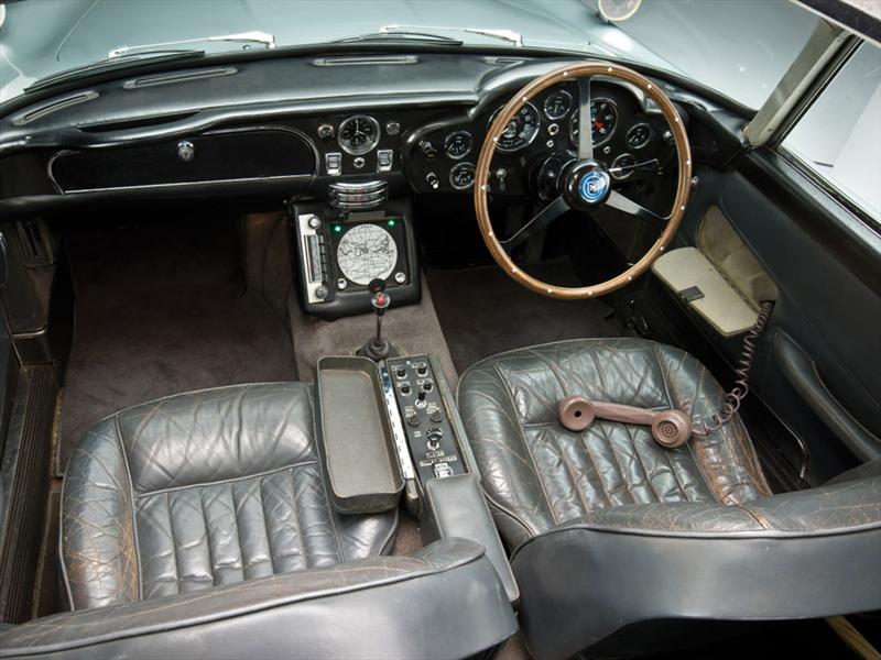 El Aston Martin DB5 de James Bond se subastará