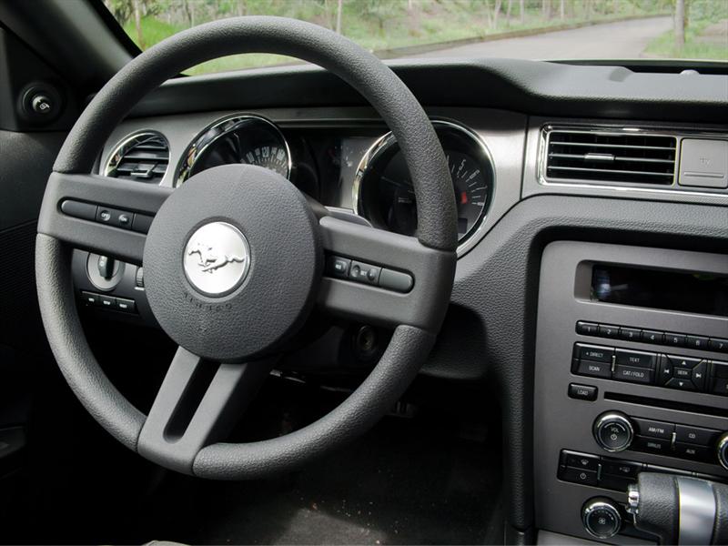 Ford Mustang V6 2011