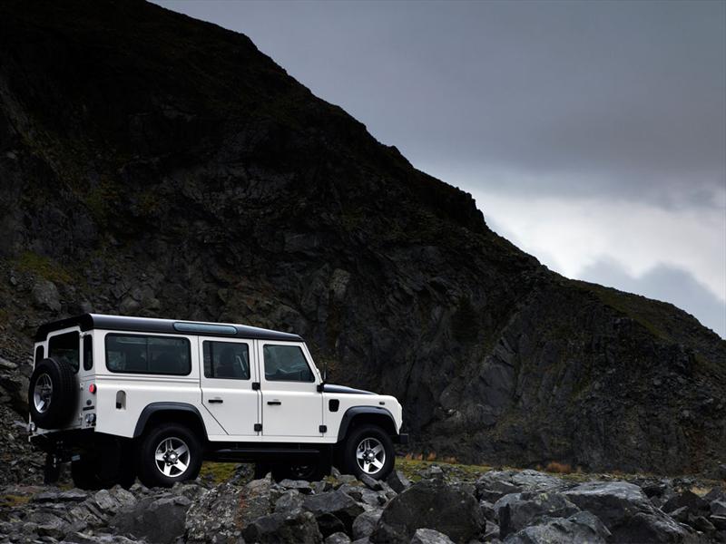Land Rover Defender 2011