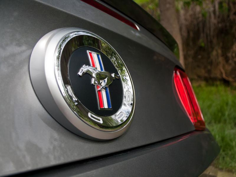 Ford Mustang V6 2011