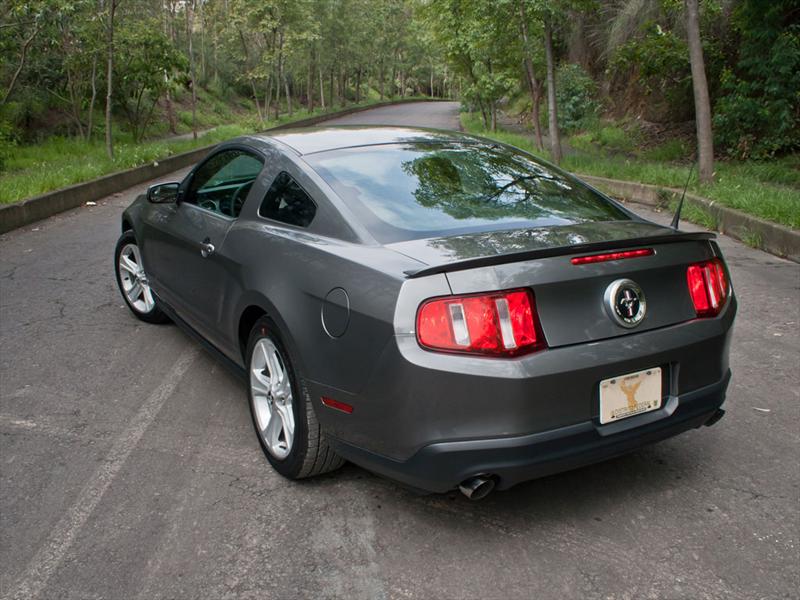 Ford Mustang V6 2011