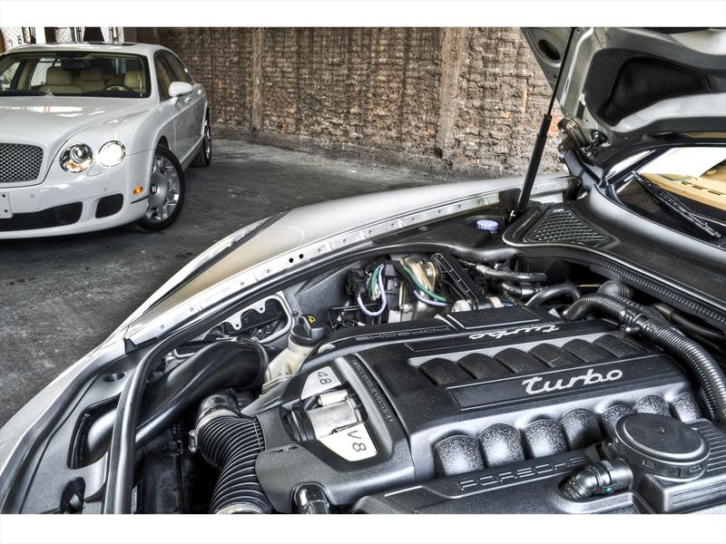 Porsche Panamera VS Bentley Flying Spur