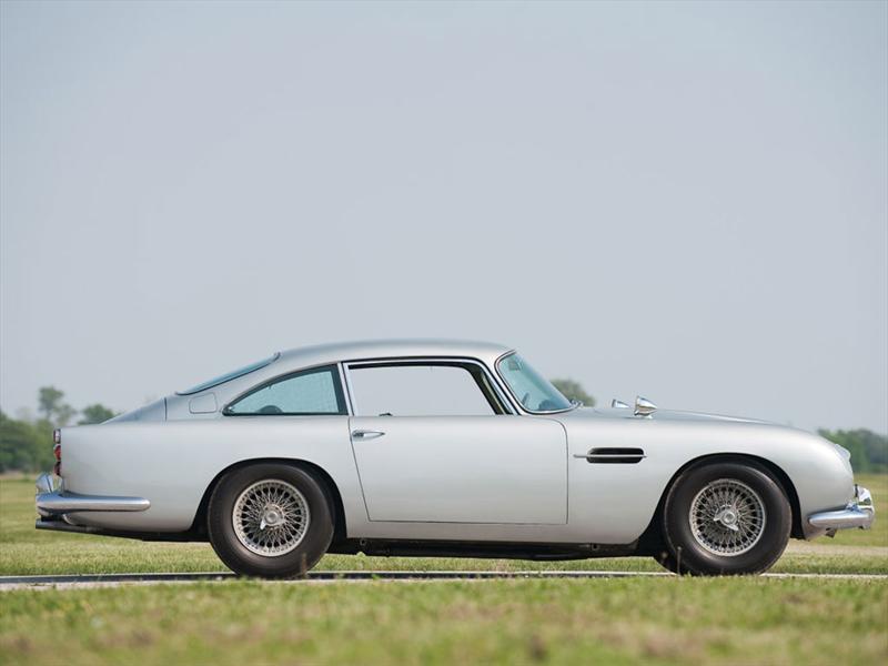 El Aston Martin DB5 de James Bond se subastará