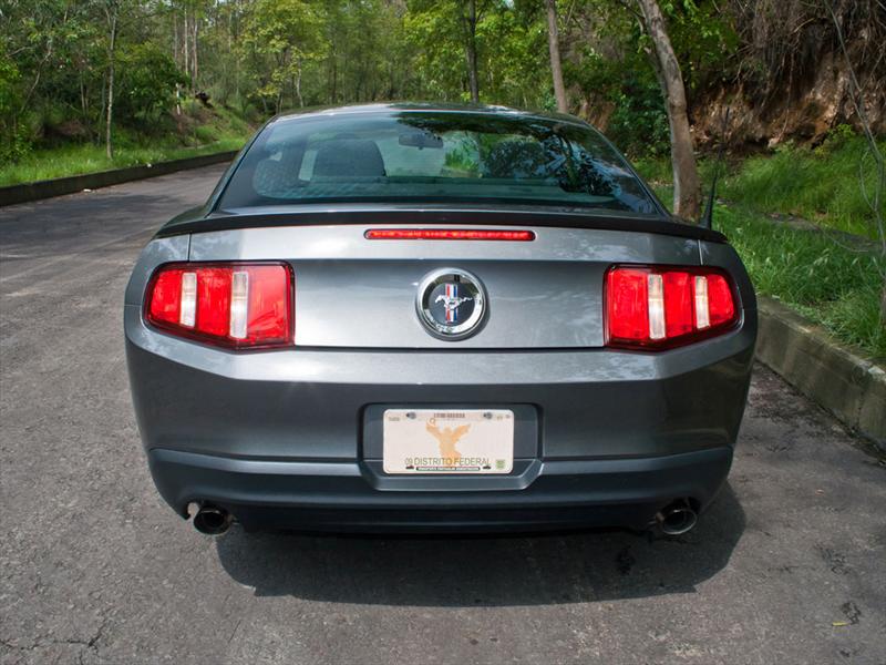Ford Mustang V6 2011