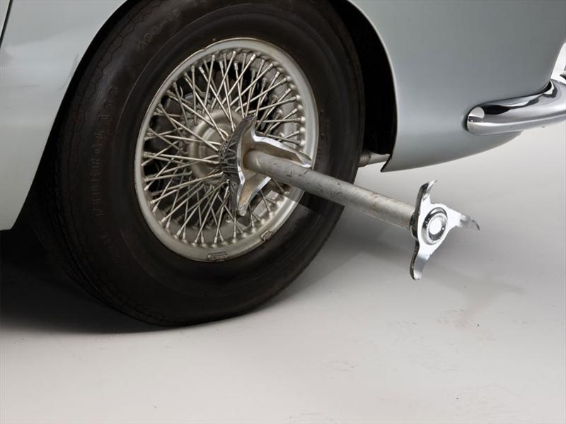 El Aston Martin DB5 de James Bond se subastará