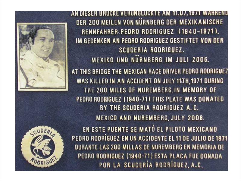 Placa conmemorativa en el lugar del deceso
