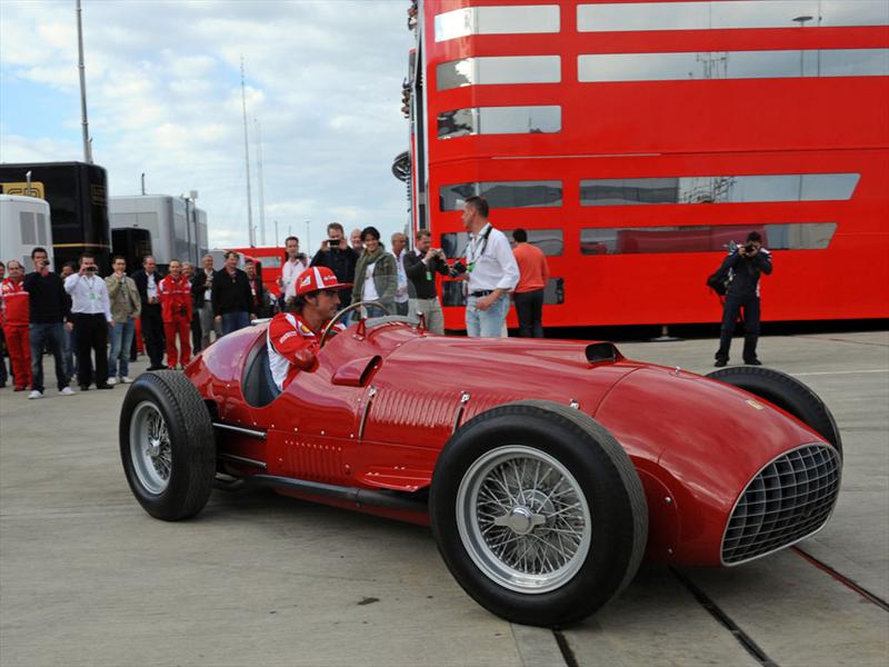 Alonso en el auto de Froilán en Silverstone 2011