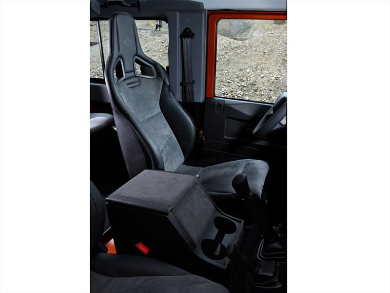 Land Rover Defender 2011