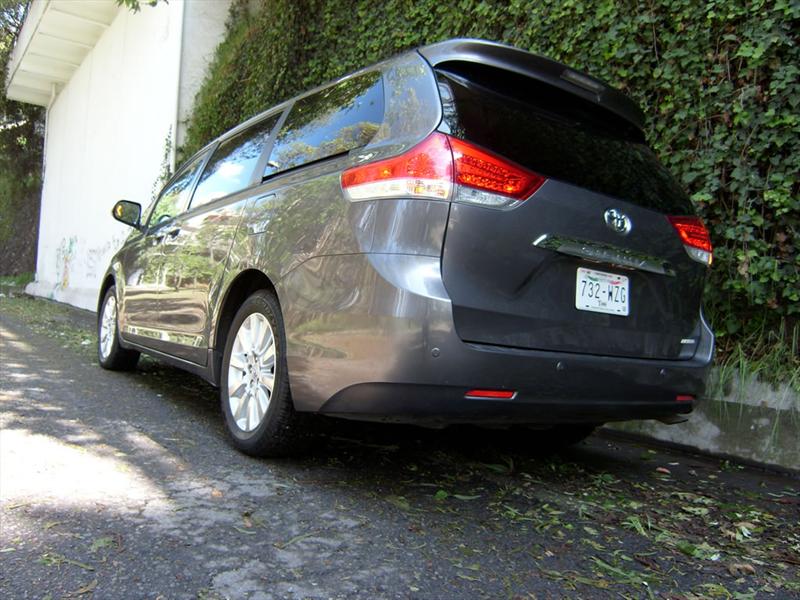 Toyota Sienna Limited 2011 a prueba