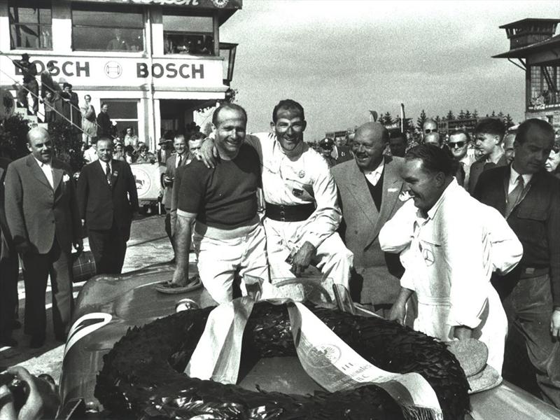 Fangio festejando junto a su compañero Moss