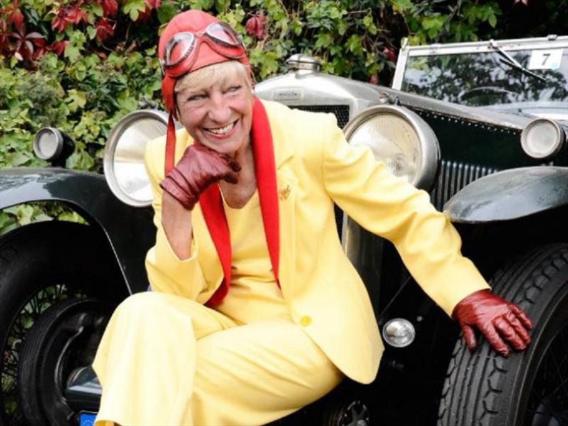 Mujer da la vuelta al mundo en su auto clásico