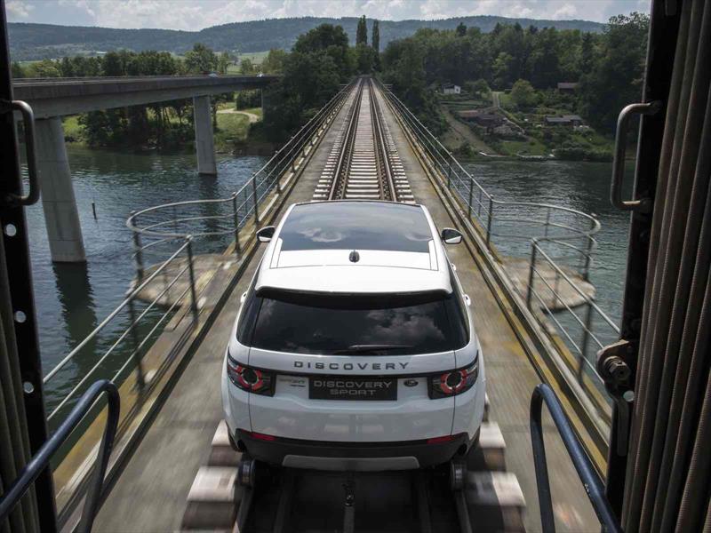 Un Land Rover Discovery Sport remolca un tren