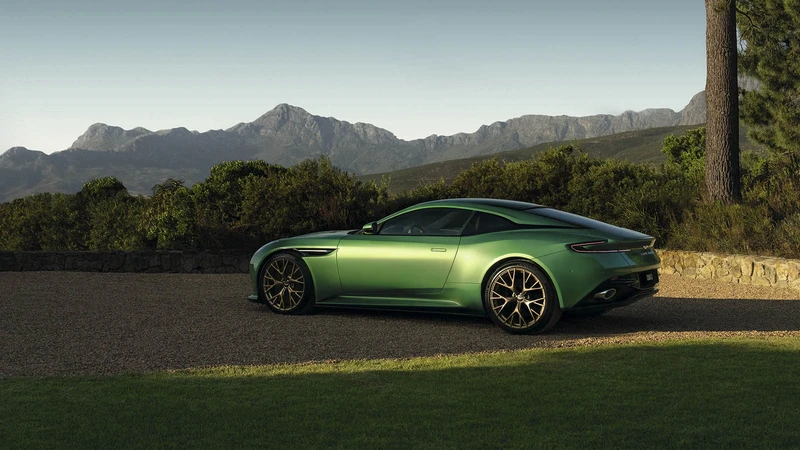 Aston Martin DB12