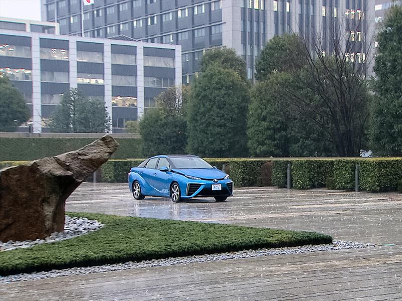 Primer Ministro de Japón y el primer Toyota Mirai