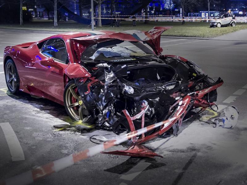 Ferrari 458 Speciale vs. smart