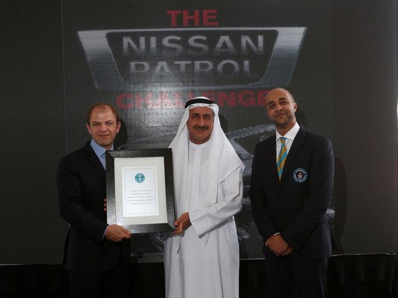 Nissan Patrol arrastrando avión de 170 toneladas