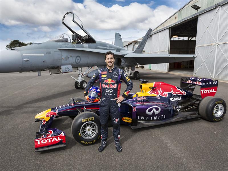 Red Bull RB7 de la F1 vs. F/A-18