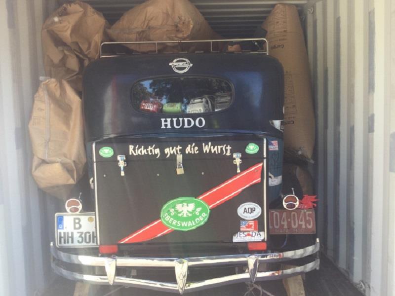 Mujer da la vuelta al mundo en su auto clásico