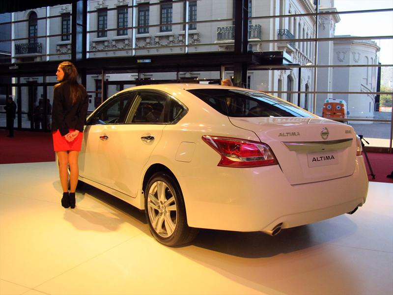Nissan Altima y Versa en el Salón de BA 2013