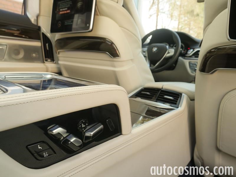 BMW Serie 7 2017 vs KITT