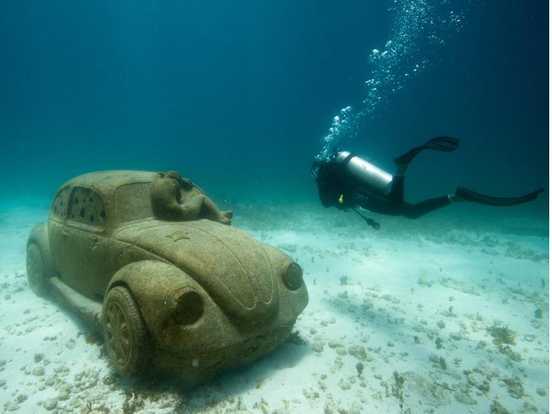 VW Beetle en el lecho marino del caribe