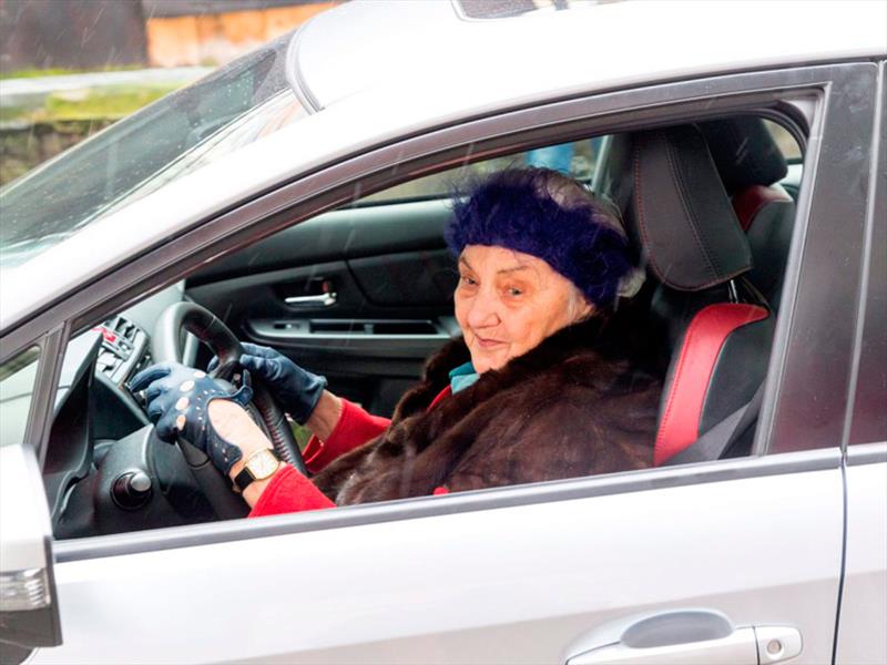 La abuela que pasea en un Subaru Impreza WRX STi