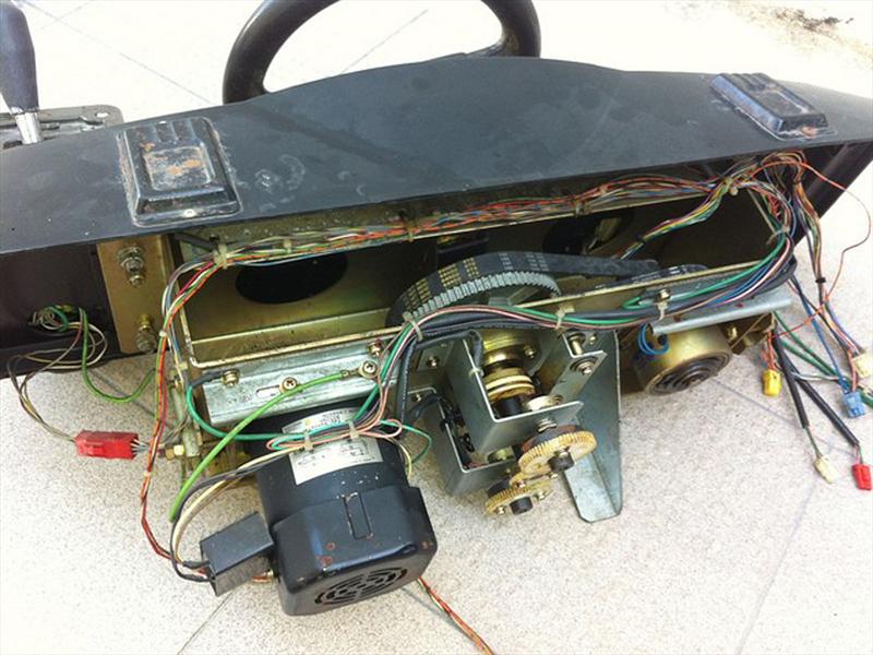 Autos RC controlados por cabinas de SEGA Rally