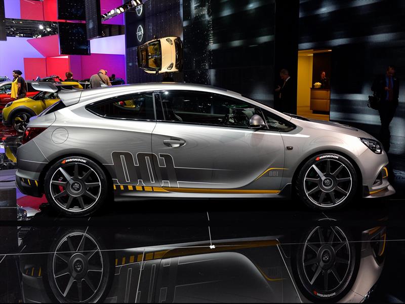 Opel Astra OPC Extreme o Vauxhall VXR Extreme