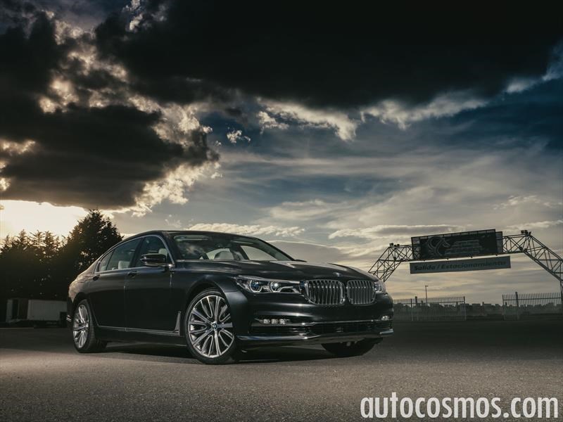BMW Serie 7 2017 vs KITT