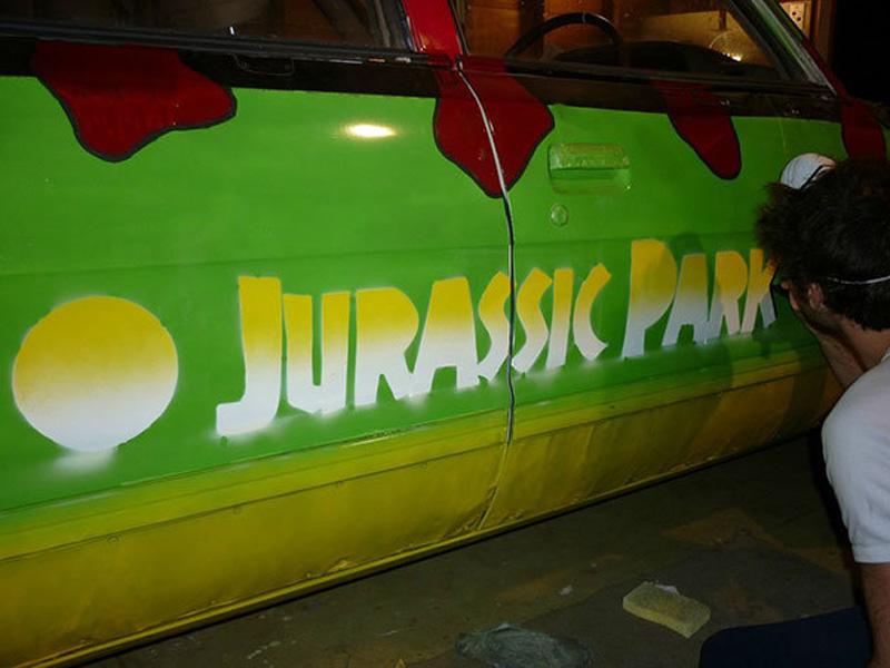 Subaru trasformado en vehículo de Jurassic Park