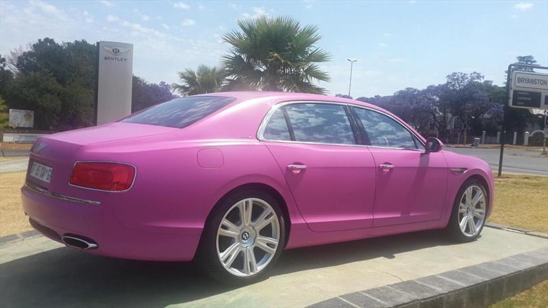 Pintan de rosa un Lamborghini y dos Bentley