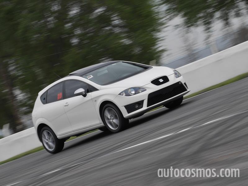 SEAT León con neumáticos lisos