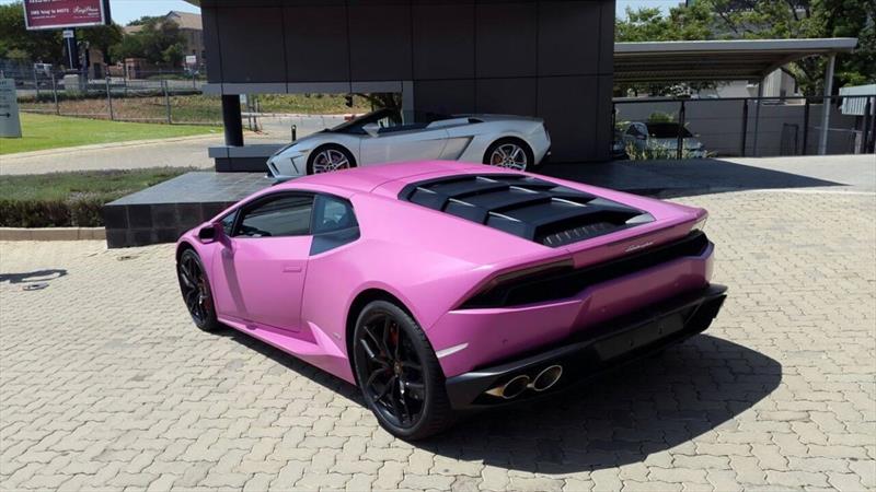 Pintan de rosa un Lamborghini y dos Bentley