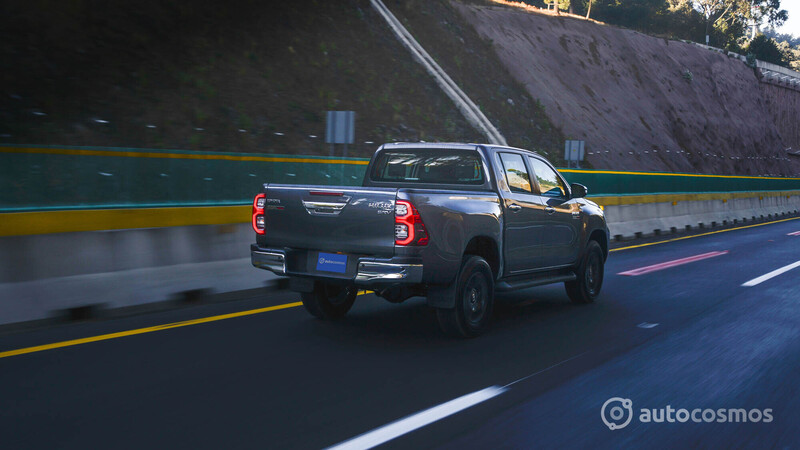 Mitsubishi L200 2021 VS Toyota Hulix 2021