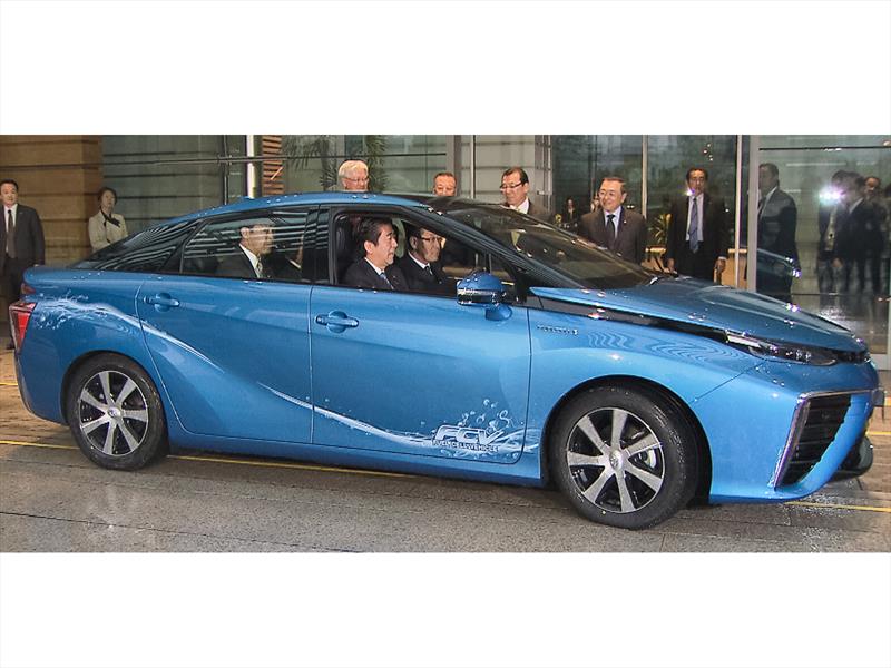 Primer Ministro de Japón y el primer Toyota Mirai