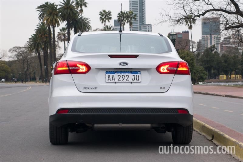 Ford Focus sedán a prueba