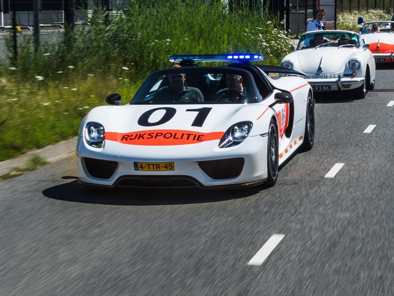 Porsche rinde homenaje a la Rijkspolitie